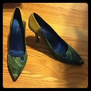 High heeled peacock print shoes